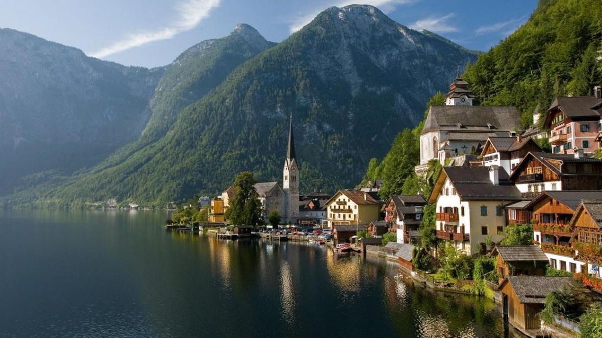 Visitar Hallstatt no solo te permitirá sumergirte en un entorno que parece inspirado en Frozen, sino también explorar un lugar lleno de historia y cultura