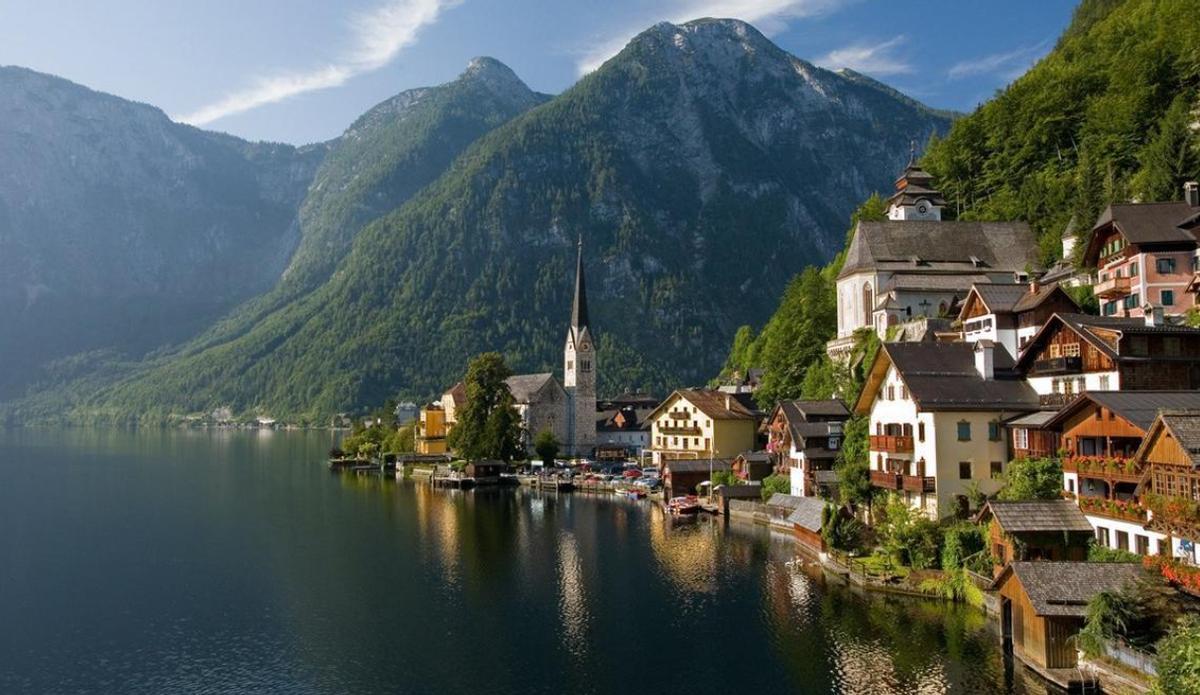 Visitar Hallstatt no solo te permitirá sumergirte en un entorno que parece inspirado en Frozen, sino también explorar un lugar lleno de historia y cultura