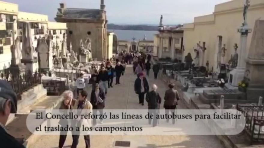 Visitas de familiares y flores en el cementerio de San Amaro por el Día de Todos los Santos