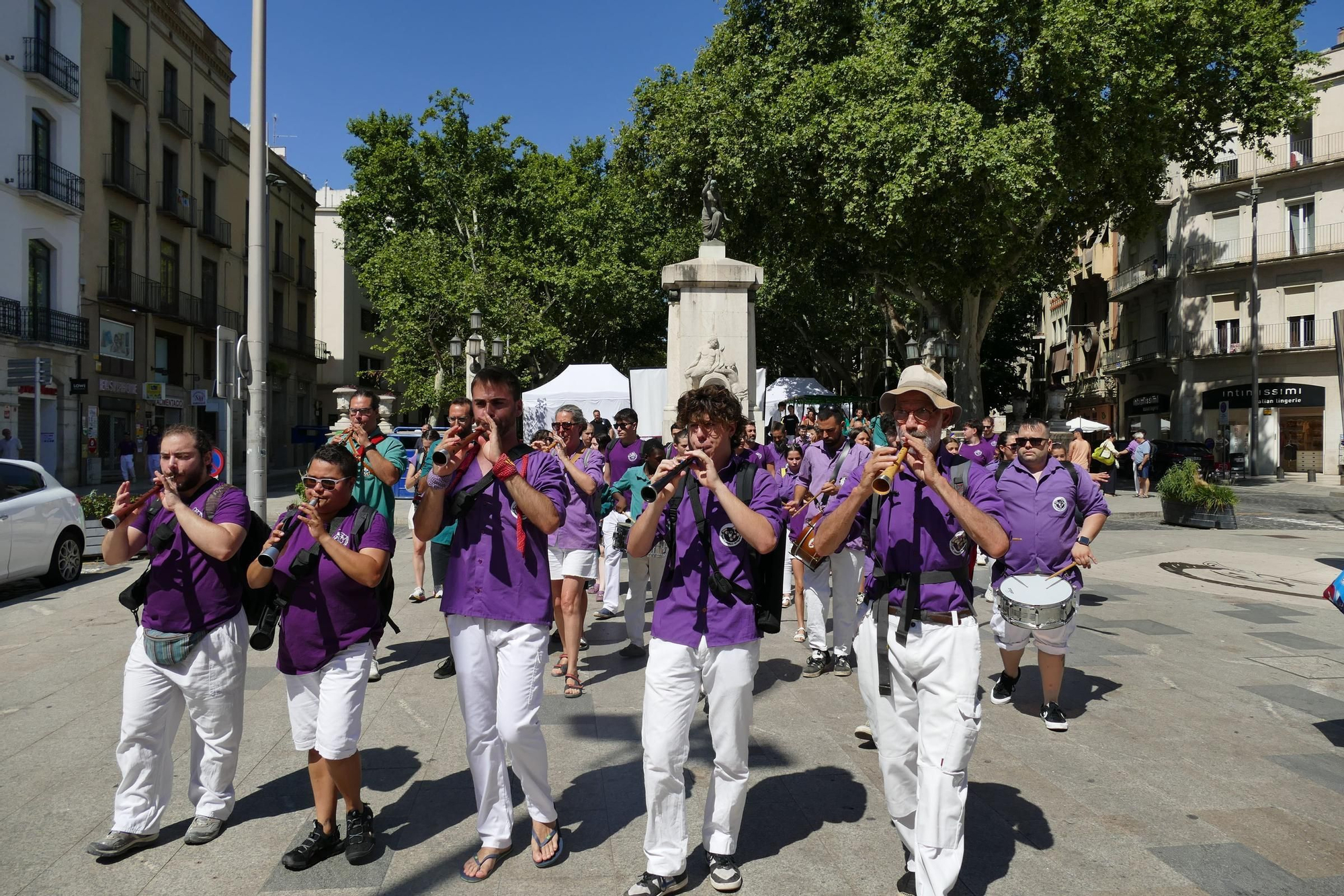 La plaça Catalunya de Figueres s’omple de castells en una Diada de Sant Pere marcada per calor