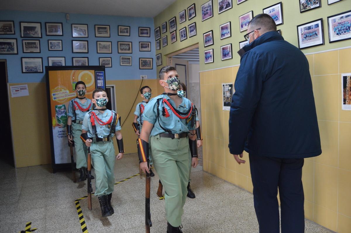 Juan Carlos Pérez dándole instrucciones a estos pequeños legionarios.