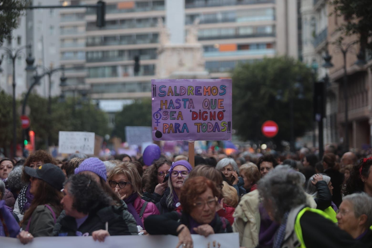 La manifestación del 8M de la Coordinadora Feminista de València, en imágenes