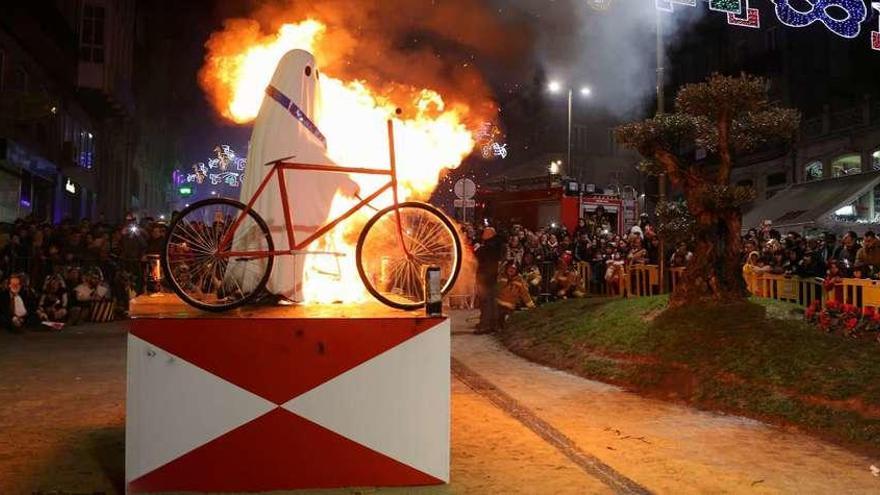 El Meco del Entroido 2017, pasto del fuego anoche en la Porta do Sol. // R. Grobas