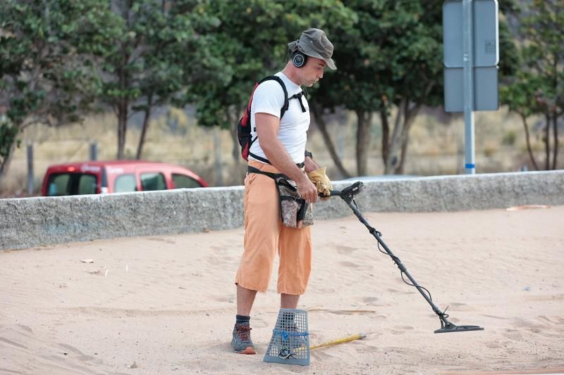 Julio César disfruta de sus vacaciones buscando metales entre la arena de Las Teresitas por segundo año consecutivo