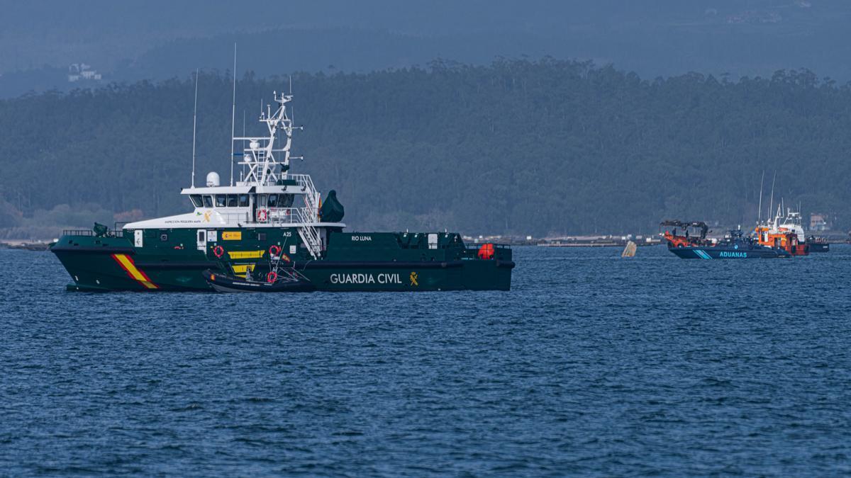 Schiffe der Guardia Civil und des Zolls beteiligen sich vor der Hafenstadt Vilagarcia de Arousa in Galicien an der Bergung eines mutmaßlichen Drogen-U-Boots, von dem nur eine Spitze aus dem Wasser ragt. Die spanische Polizei hat ein gesunkenes mutmaßliches Drogen-U-Boot vor der Küste im Nordwesten des Landes gehoben.