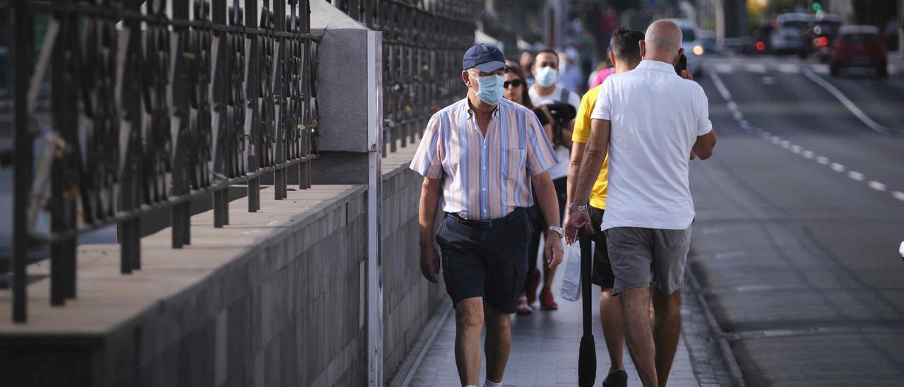 Dos personas pasean en Tenerife.