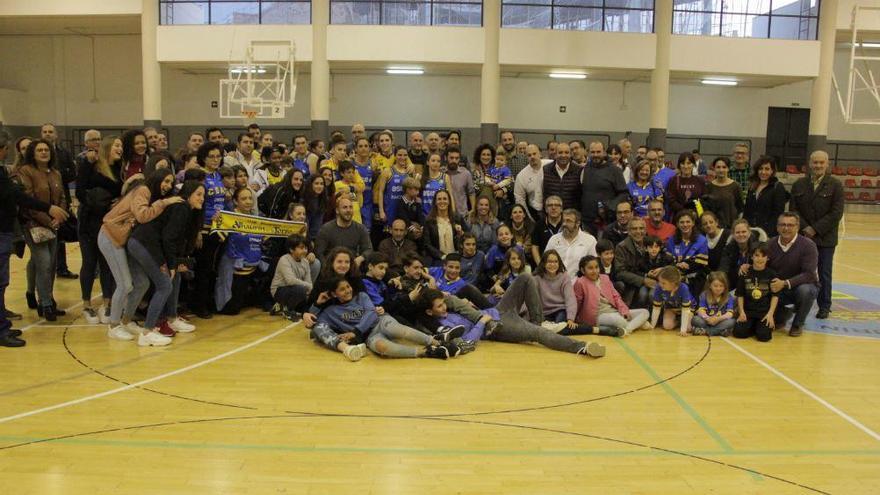 Foto de familia de aficionados y jugadoras en el Blas Infante.