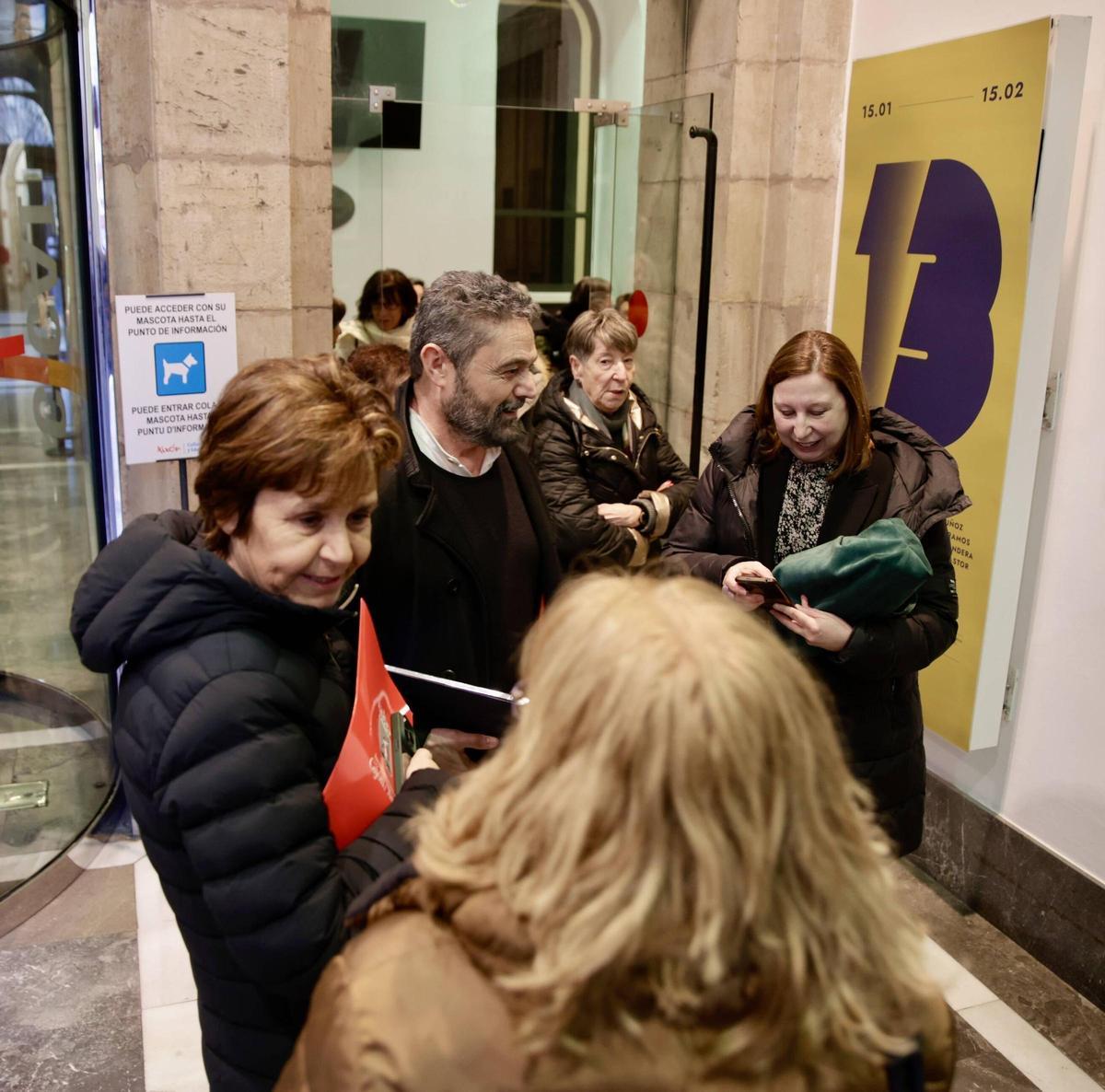Reconocimiento a las artistas que no salen en los manuales: el comisario de la exposición "13 creadoras" presenta un libro con la Alcaldesa sobre el arte femenino español del siglo XX (en imágenes)