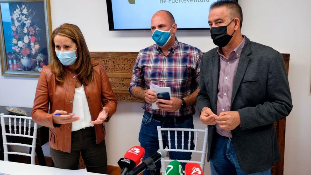 De izquierda a derecha, Lola García, Sergio Lloret y Claudio Gutiérrez, al presentar el pacto en el Cabildo majorero.  | | EFE
