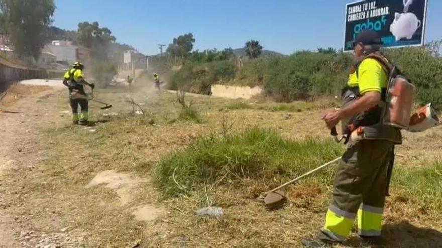 Desbrozan la rambla del Garruchal ante la próxima temporada de lluvias