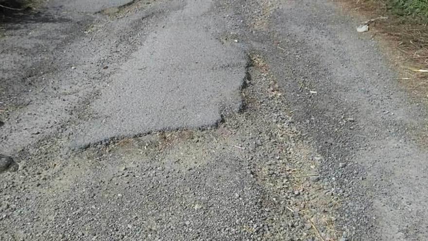 Uno de los grandes baches que presenta la vía.