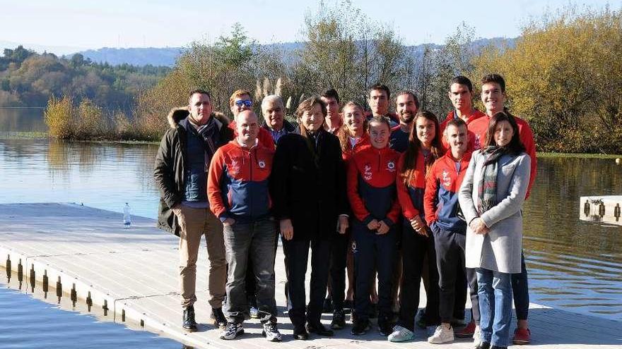 José Ramón Lete, ayer con los componentes de la selección española absoluta de remo. // Iñaki Osorio