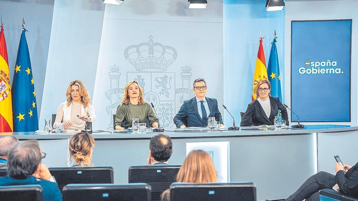 Yolanda Díaz, Pilar Alegría, Félix Bolaños y Mónicar García, ayer, tras el Consejo de Ministros