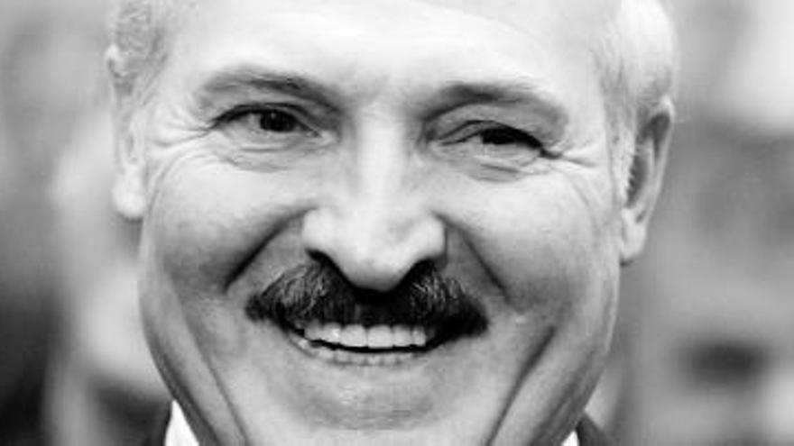 Un Lukashenko sonriente anuncia su triunfo electoral.