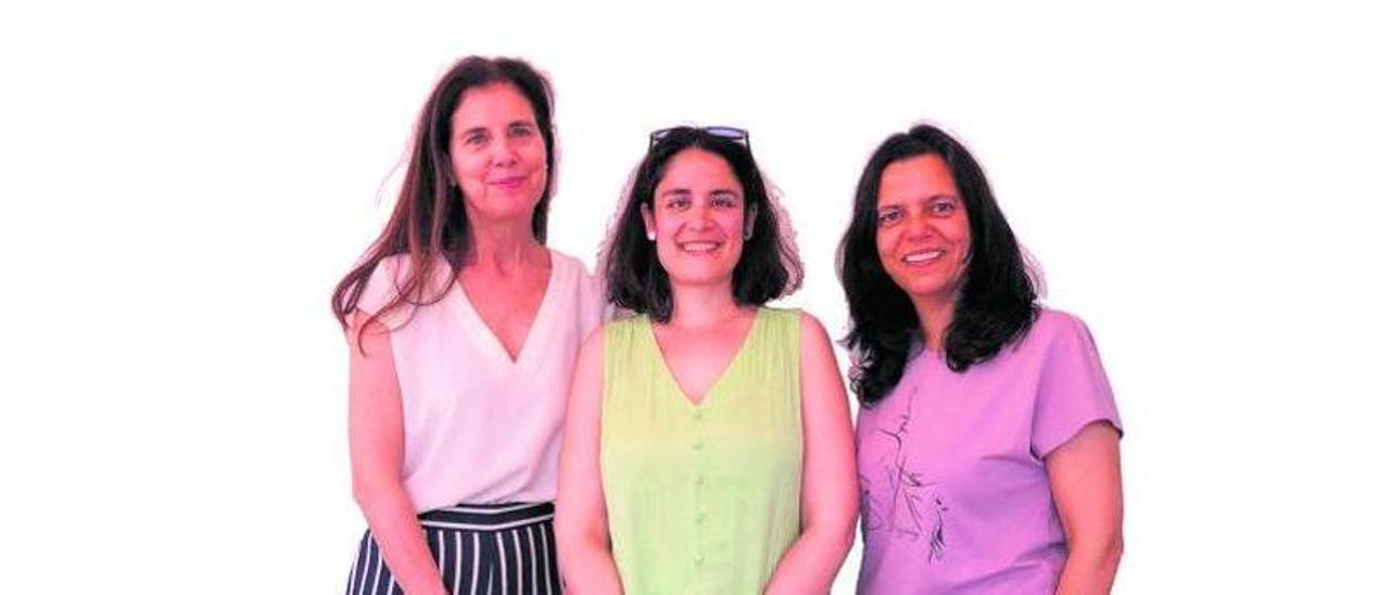De izquierda a derecha, Escarrer, Marina Ovejero, enfermera gestora de Salud Mental, y Marilen Sansó, de CoorEducaSalut. | IB-SALUT