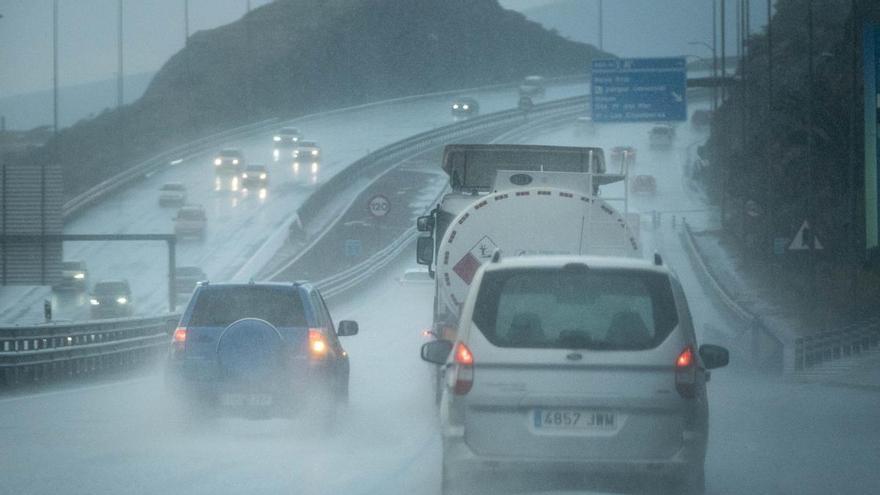 Storm Regina Causes Power Cuts, Widespread Disruption in Canaries.