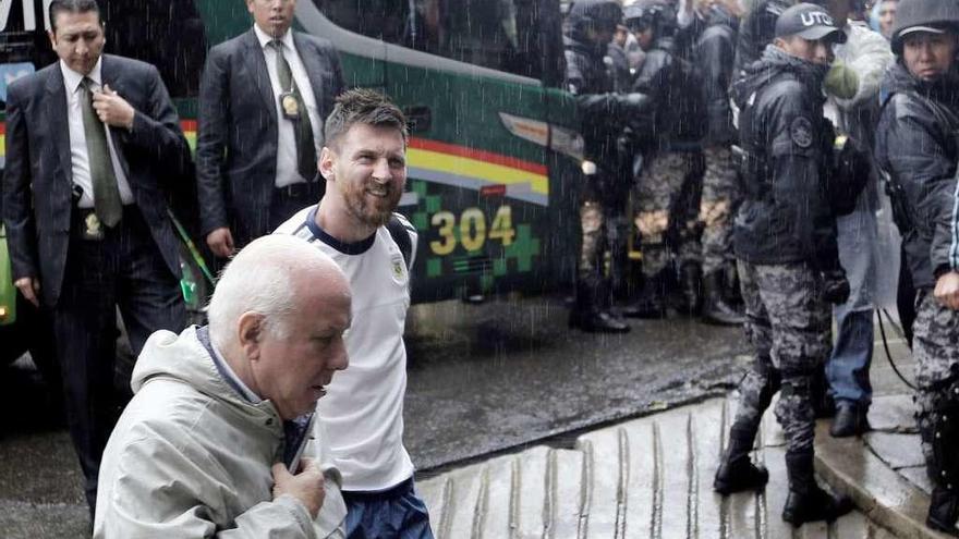 Messi, a su llegada al hotel de La Paz para el Bolivia-Argentina, que ya no pudo jugar // Daniel Rodrigo