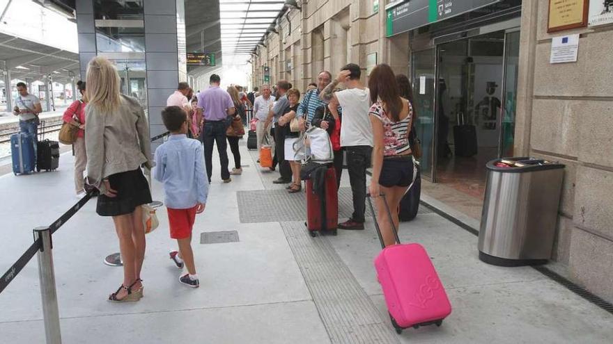 Pasajeros en el andén de la Estación Empalme de Ourense. // Iñaki Osorio