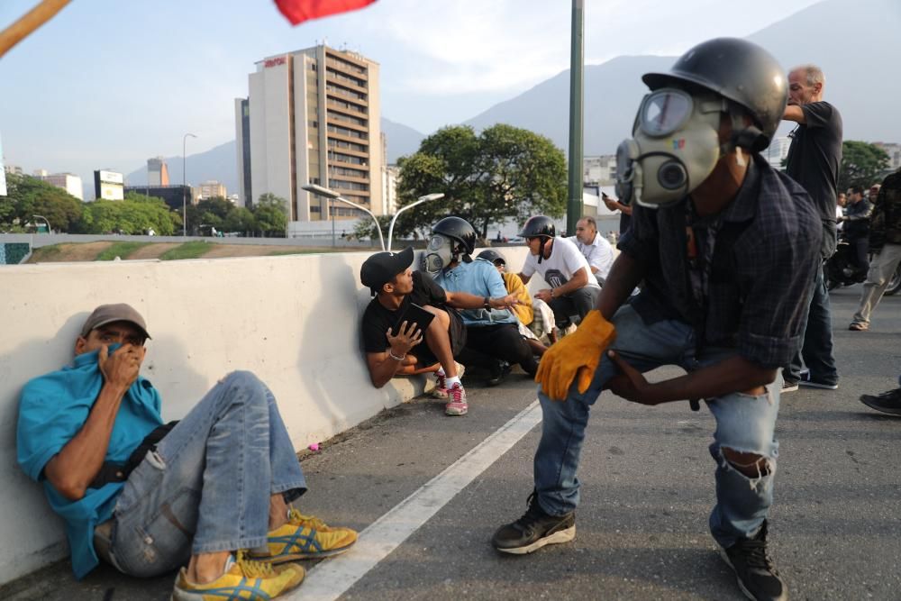 Lanzan bombas lacrimógenas contra Guaidó y ...