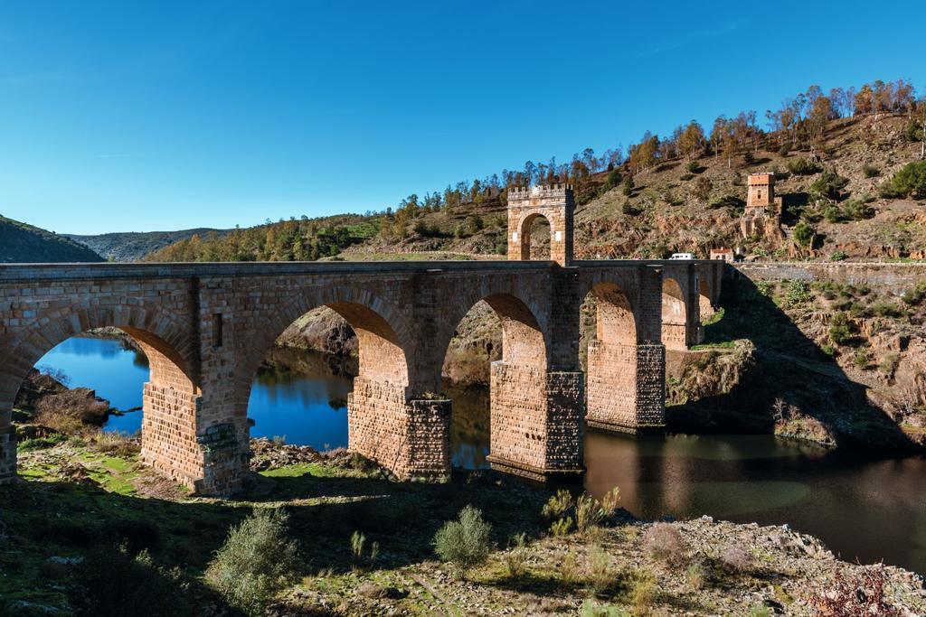 En su primera y remota visita a España quedó prendado de Alcántara