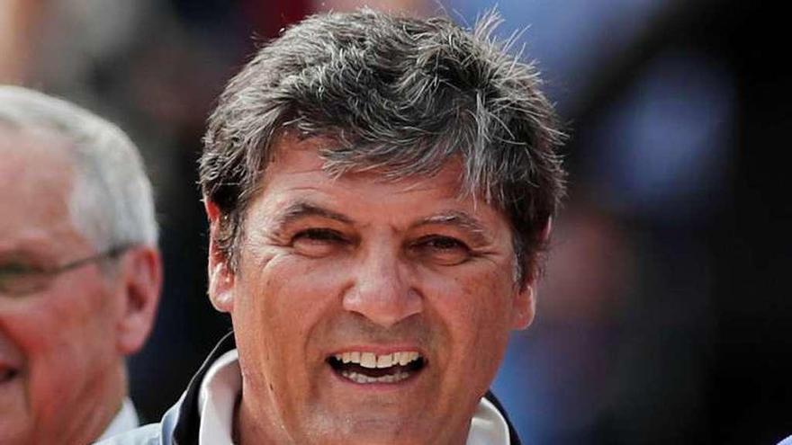 Toni Nadal, con el trofeo de Roland Garros el pasado mes de junio.