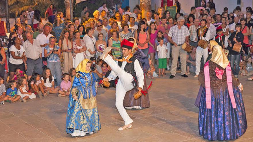 Una demostración de ´ball pagés´ en las fiestas de Sant Jaume de 2013.