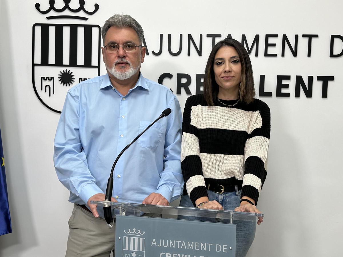 Manuel Penalva y Viginia Moriel, de PSOE y Acord per Guanyar, durante su denuncia por la falta de transparencia de la alcaldesa de Crevillent