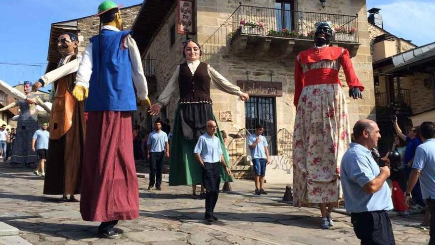 Los gigantes en el recorrido por las calles de la villa.