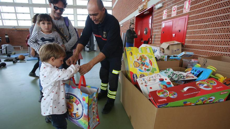 Los Bomberos de Alicante inician su recogida solidaria de juguetes y alimentos