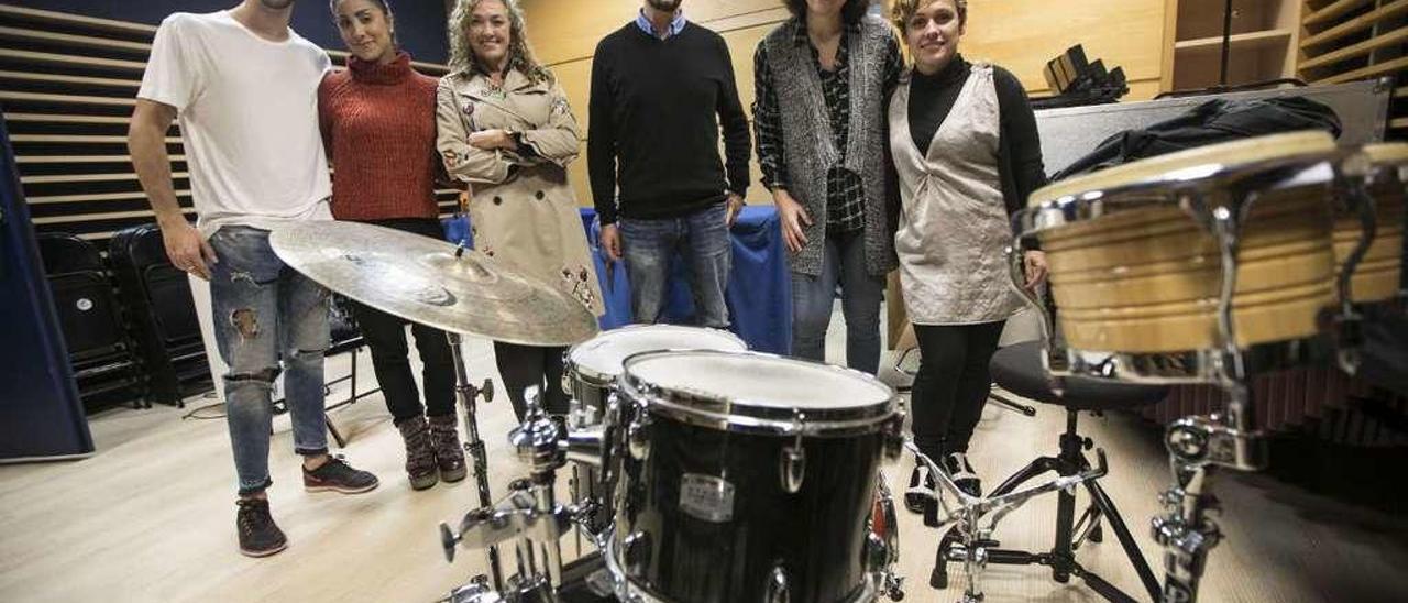 De izquierda a derecha, los bailarines Carlos Romero y Tania Martín, la directora de Pasarela Campoamor, Graciela Suárez, los músicos de Oviedo Filarmonía Fernando Arias y Marina Gurdzhiya y la soprano Beatriz Díaz, ayer, en los bajos del teatro Filarmónica.