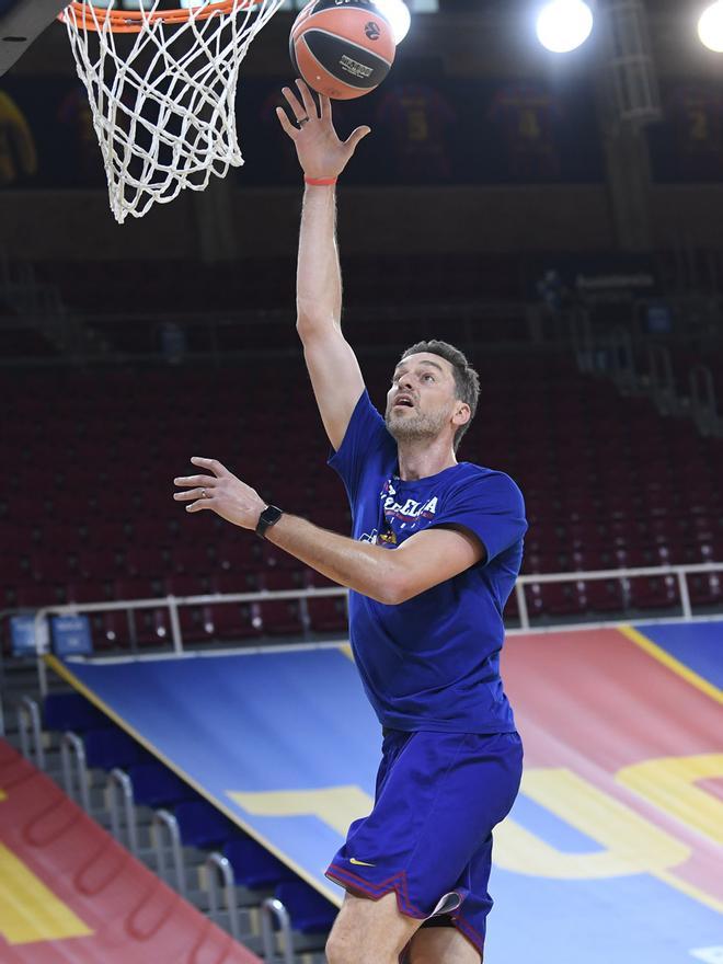 Pau Gasol hizo su primer entrenamiento como nuevo jugador del FC Barcelona en el  pabellón de la Ciutat Esportiva Joan Gamper.