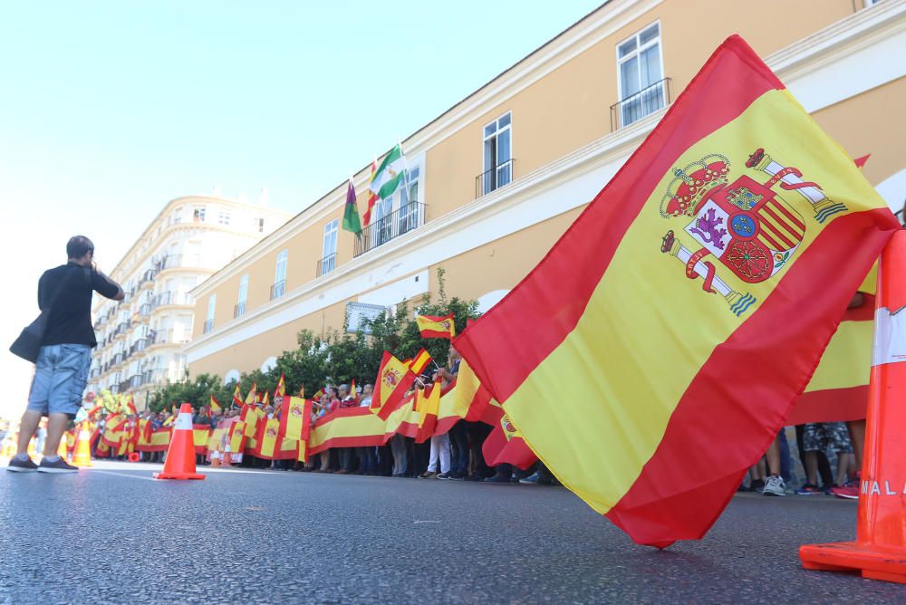 La Policía Local de Málaga organiza ante su sede una concentración en apoyo de los policías nacionales y los guardia civiles que se han desplazado a Cataluña con motivo del referéndum del 1-O