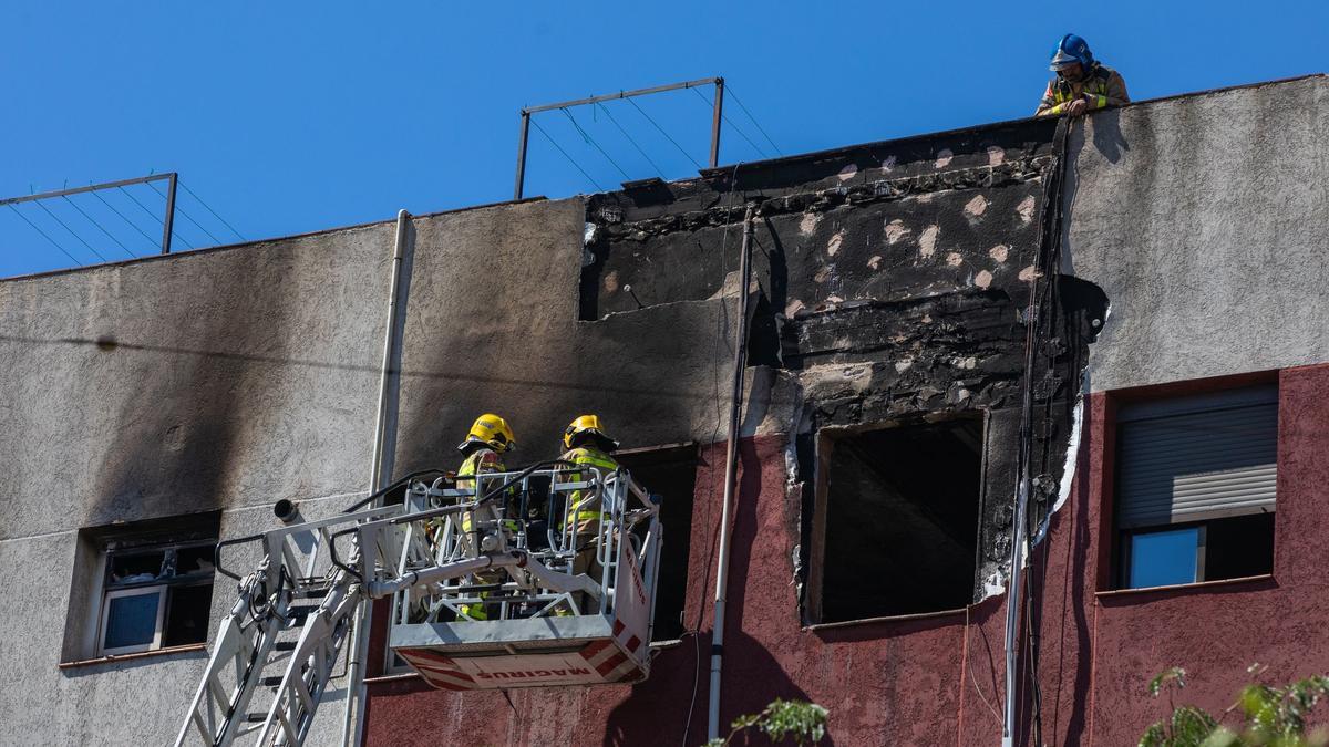 BADALONA 24/08/2022 Barcelona. Dos menores heridos críticos tras precipitarse de un edificio en Badalona para salvarse de un incendio. Bomberos actuando tirando los escombros de la fachada calcinada. FOTO de ZOWY VOETEN