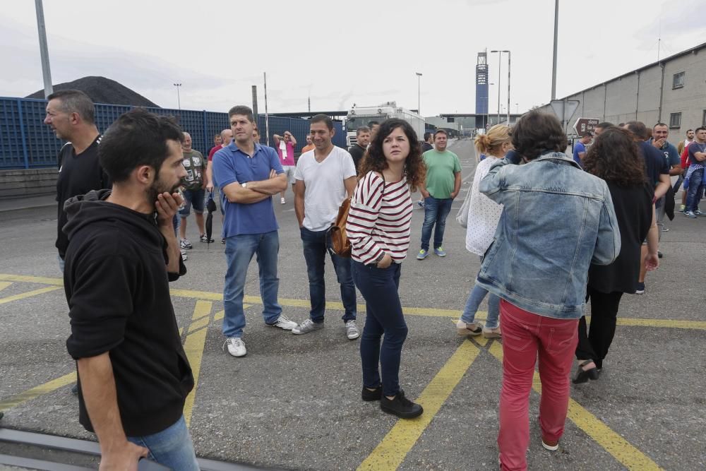 Manifestación de los trabajadores de la compañía Astur-Leonesa ante la entrada del puerto de Avilés