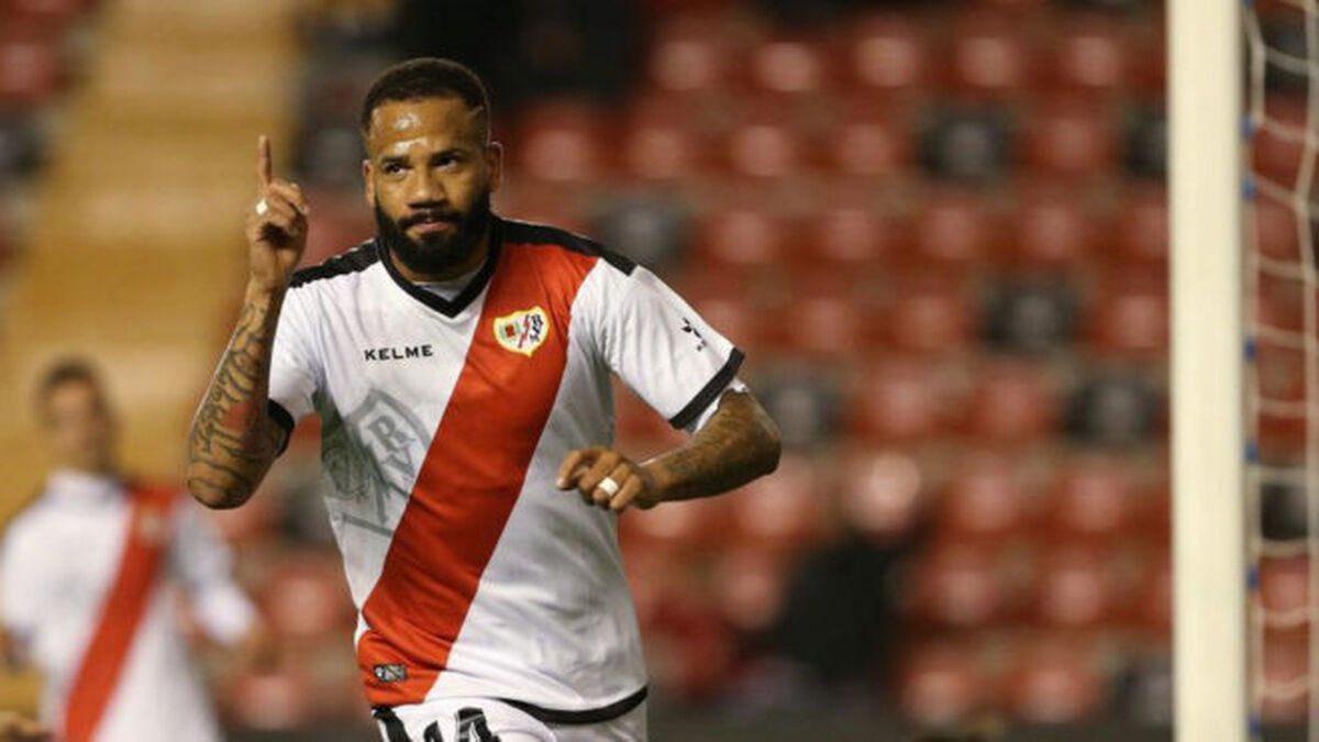 Bebé celebra un gol con el Rayo Vallecano.