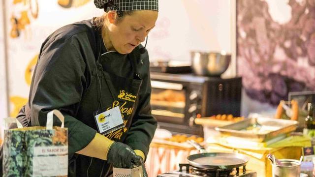 Marga Orell y Catalina Riera en dos demostraciones durante la pasada feria gastronómica. | FOTOS: IMAM COMUNICACIÓN