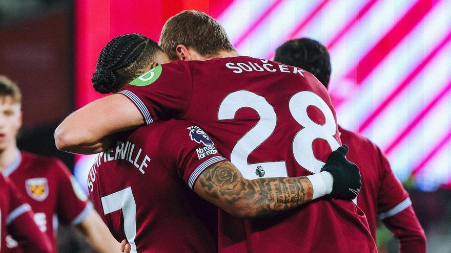 Soucek y Summerville celebran el primer gol