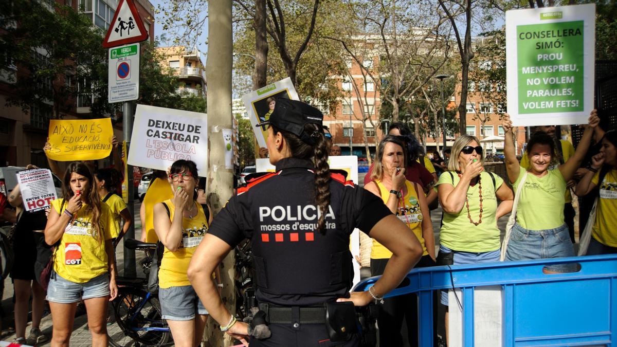 Manifestantes del sindicato de profesores USTEC increpan a Aragonès durante la visita a una escuela en Barcelona.