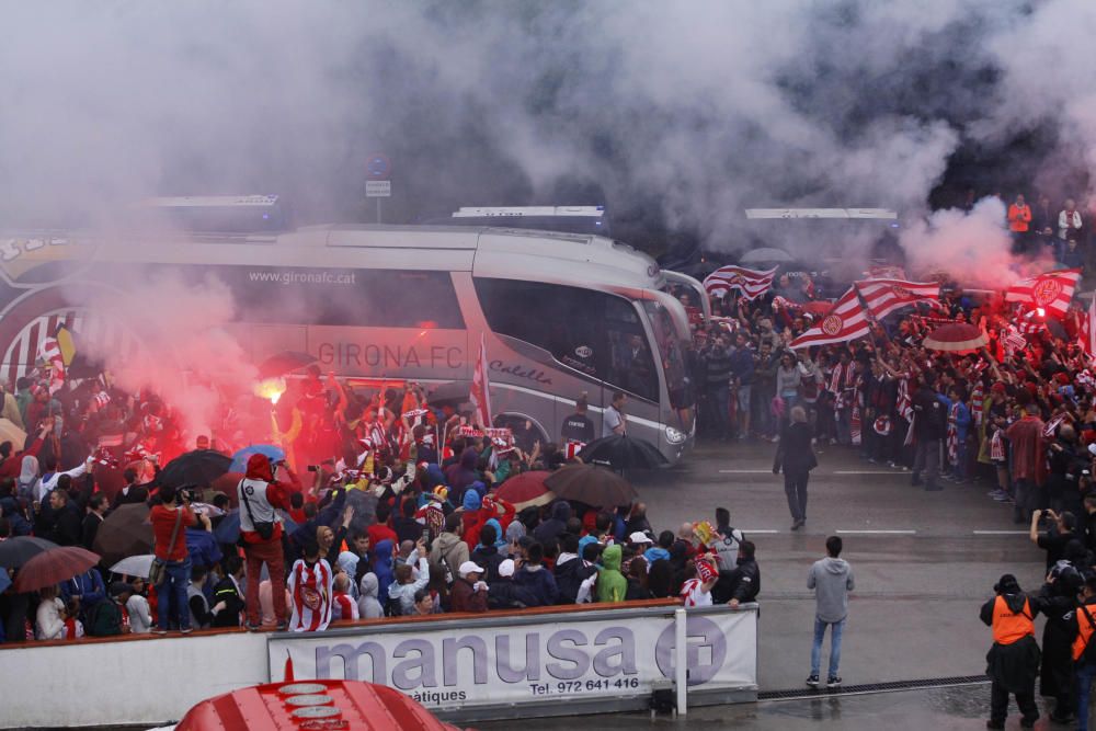 Centenars d'aficionats reben al Girona sota la pluja