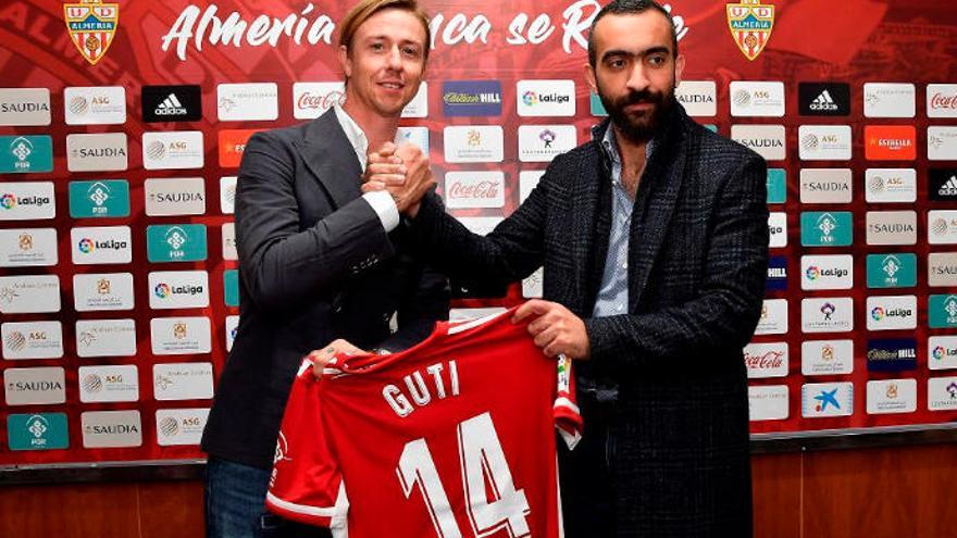 José María Gutiérrez posa junto al dueño del Almería, Turki Al-Sheikh, el día de su presentación como entrenador del club andaluz.