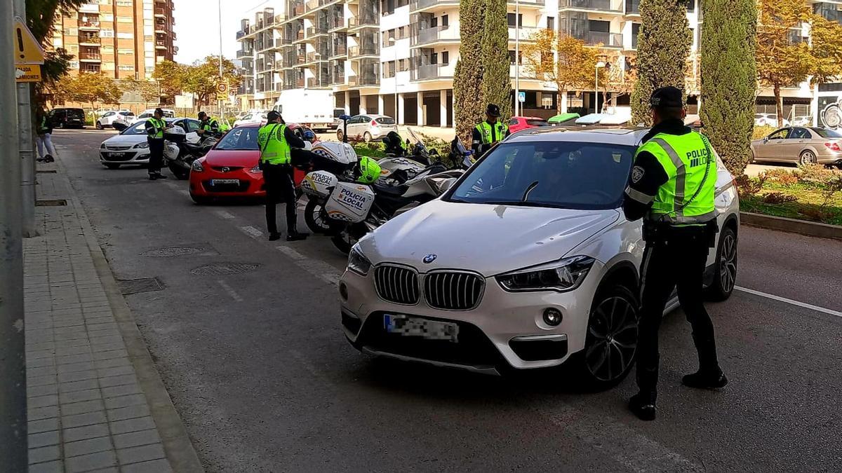 La Policía Local de Palma, durante un control de vehículos.