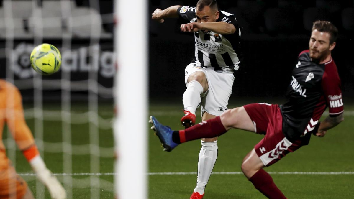 César Díaz, en acción, durante el encuentro de la pasada temporada ante el Albacete en Castalia.