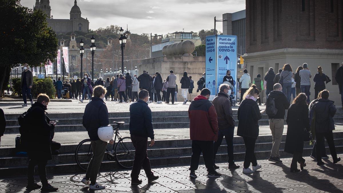 Colas para vacunarse contra el covid en el vacunódromo de la Fira de Barcelona.