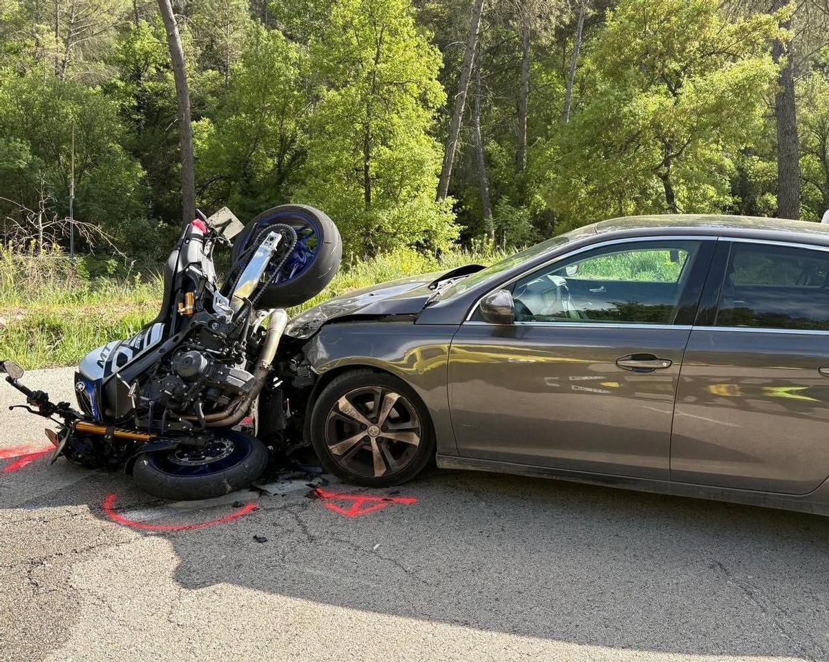 Els dos ocupants de la moto van resultar ferits greus