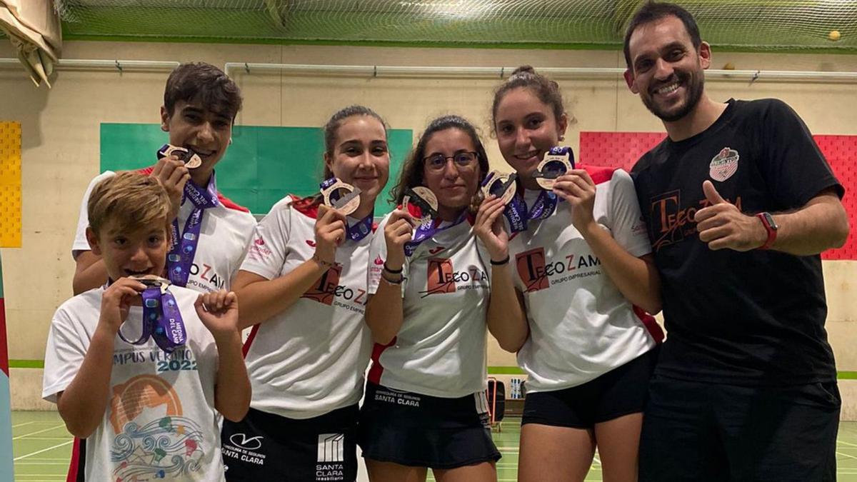 Los deportistas del Bádminton Zamora posan con sus medallas en Medina del Campo. | Cedida