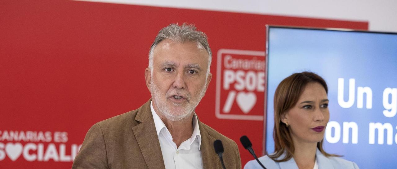 Ángel Víctor Torres, líder del PSOE de Canarias, y Nira Fierro, secretaria de Organización.