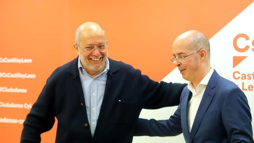 Francisco Igea acompaña a Martín Fernández Antolín en su presentación como candidato al Ayuntamiento de Valladolid.