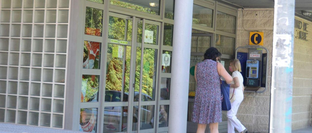 Pacientes entrando en el centro de salud de Cangas.