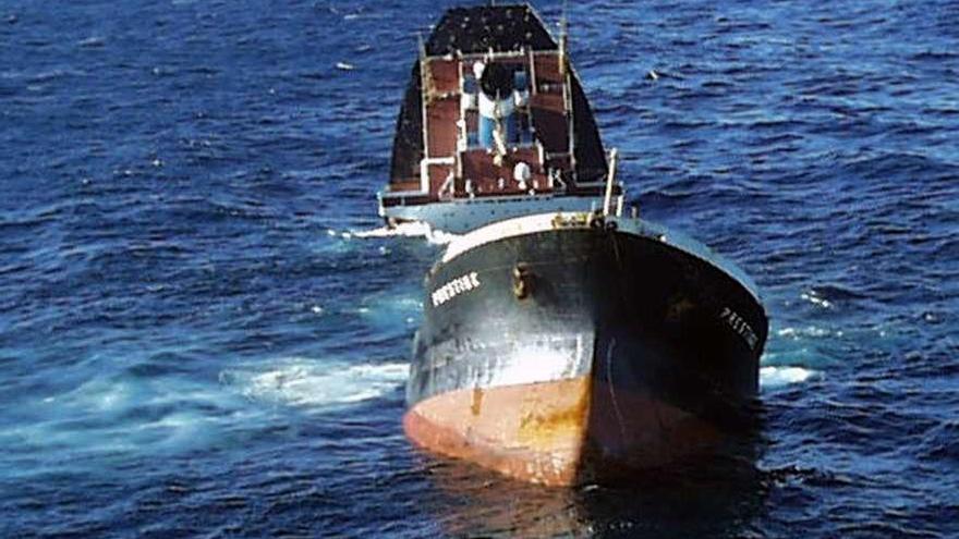 El &#039;Prestige&#039; se partió en dos frente a la costa gallega en noviembre de 2002.