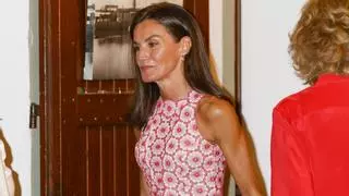 La reina Letizia estrena un vestido rosa de flores con sandalias planas en Mallorca